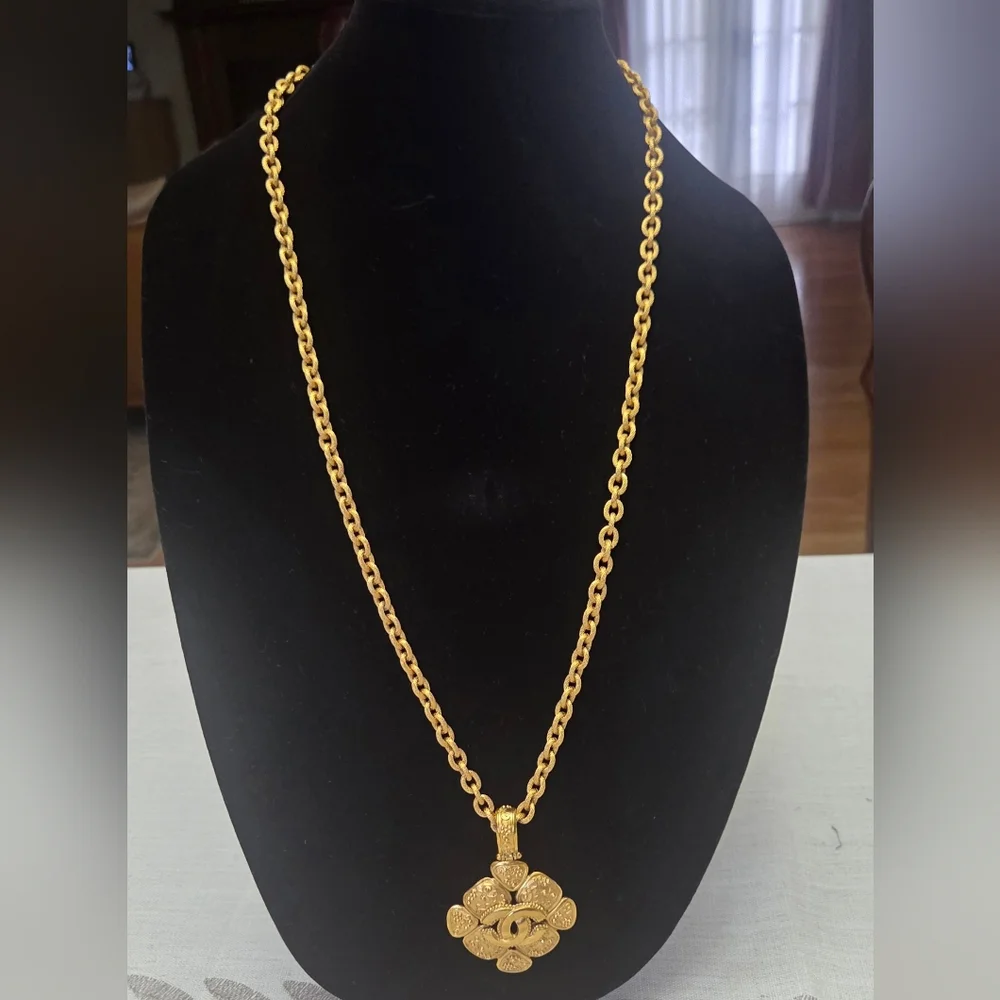 CHANEL Gold Clover Pendant Necklace - Picture 7 of 7